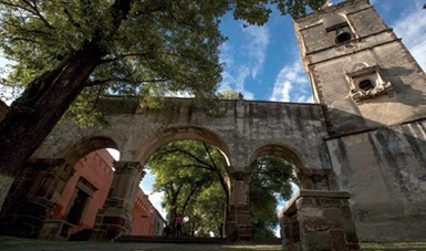 El Conjunto Conventual de Nuestra Señora de la Asunción, en Tlaxcala, es un monumento histórico que desataca por sus ornamentos arquitectónicos únicos, como su torre exenta o su alfarje de estilo mudéjar.