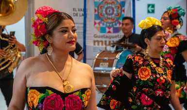  La Banda Donaji, el ensamble coral de la Guelaguetza Muxe y la compañía de danza Fantasía Muxe, realizarán un homenaje a las víctimas de la COVID-19 en el Centro Cultural de las Artes Escénicas Ernesto Gómez Cruz, en la Ciudad de México. 