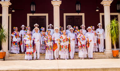 Con el objetivo de preservar la tradición dancística de Yucatán, a través de la promoción del baile y la vestimenta típica, así como de la profesionalización de las y los bailarines de la entidad se formó la Compañía de Danza Folklórica Kaambal