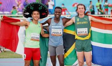 El campeón del mundo sub-20 de 400 metros Anthony Pesela con sus compañeros medallistas Luis Avilés Ferreiro y Antonie Nortje