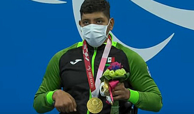 Jesús Hernández durante la premiación en para natación de Tokio 2020 y porta su medalla de oro. CONADE