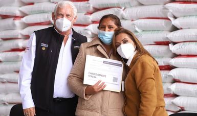 Arrancan secretario de Agricultura y gobernadora de Tlaxcala programa de fertilizantes en la entidad.