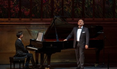 Ante un público cautivado por la fuerza y emotividad de su voz, el tenor Javier Camarena cerró su exitosa gira por México con el recital “Tiempo de cantar” en la Sala Principal del Palacio de Bellas Artes.