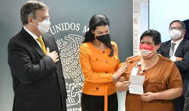 Canciller Marcelo Ebrard entrega primer pasaporte electrónico mexicano