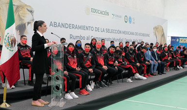 Ana Gabriela Guevara Espinoza, directora general de la Comisión Nacional de Cultura Física y Deporte, durante el abanderamiento de la selección mexicana de kickboxing. CONADE