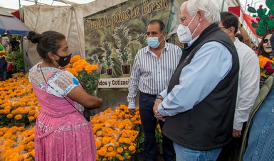 Con reconocimiento a la mujer rural, arranca Agricultura temporada de flor de cempasúchil en Ciudad de México.  