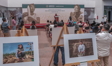 Reconoce Agricultura contribución de las mujeres al desarrollo del campo mexicano con exposición fotográfica.