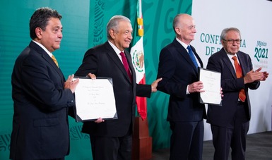 Presidente López Obrador otorga Reconocimientos al Mérito Médico 2021