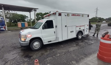 Identifican Sedena, GN e INM a 36 personas en condición irregular trasladadas en una unidad tipo ambulancia sin placas