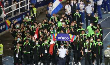 Delegación mexicana durante el desfile de países en la inauguración de los Juegos Panamericanos Junior. CONADE