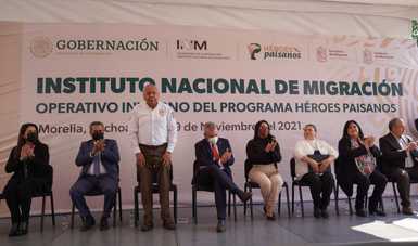 Dan banderazo de inicio, comisionado del instituto, Francisco Garduño Yáñez, y gobernador del estado de Michoacán, Alfredo Ramírez Bedolla