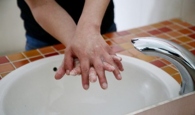 En casa y de viaje es importante continuar con el lavado frecuente de manos, usar cubrebocas y mantener la sana distancia.