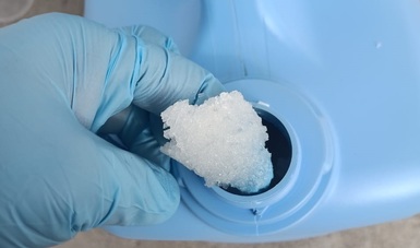Guardia Nacional localiza aparente metanfetamina en garrafa de detergente líquido para ropa 