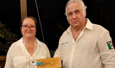 Miguel Torruco Marqués, en su calidad de Secretario de Turismo, recibió las llaves de la ciudad de Flores, de manos de su alcaldesa, Mayra Elizabeth Altán.