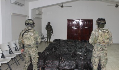 La Secretaría de Marina-Armada de México asegura más de tres toneladas de clorhidrato de cocaína y aproximadamente cinco mil litros de combustible en el Mar de Cortés