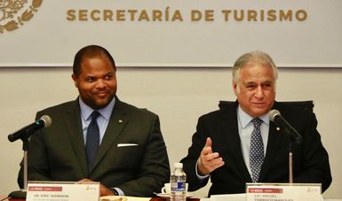 El secretario de Turismo del Gobierno de México, Miguel Torruco Marqués, y el alcalde de Dallas, Eric Johnson.