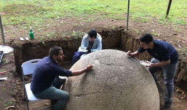 Las acciones, iniciadas el 14 de marzo en el sitio arqueológico Finca 6, ubicado en el cantón de Osa, se centraron en dos esferas que acusaban deterioros notorios, a las cuales se intervino en ‘cirugía mayor’. Foto: Isabel Medina-González