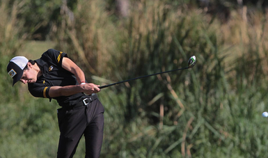 José Antonio Safa, golfista mexicano de 18 años, haciendo un swing durante una competencia de golf. Cortesía 
