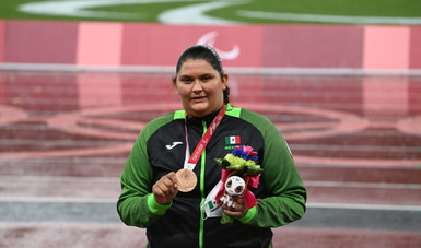 Rosa Castro con su medalla en Tokio 2020. CONADE