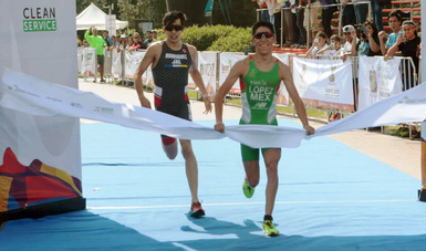 Diego López Acosta, triatleta mexicano durante competencia. CONADE