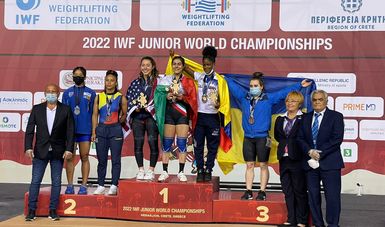 Daphne Guillen Vázquez, luce en el podio, tras dos medallas doradas en el Campeonato Mundial de Pesas Sub-20. Cortesía 