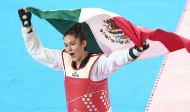 Leslie Soltero, de Baja California, celebra con la bandera de México en Cali-Valle 2021. CONADE