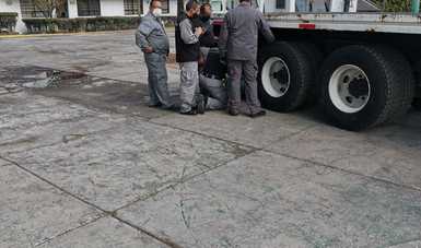 Imagen de 3 personas de la Brigada PIAE junto a un camión cisterna.