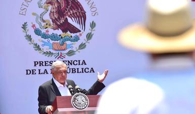 Vamos a mejorar la situación económica de maestras y maestros: presidente López Obrador