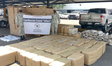En Jalisco, Guardia Nacional decomisa aparente marihuana y metanfetamina, armas y cargadores