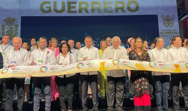Autoridades de los tres órdenes de gobierno, líderes de cámaras y asociaciones del sector, turoperadores, agentes de viajes y empresas turísticas realizaron el corte de listón con el que dio inicio el Tianguis Turístico 2022 en Acapulco. 