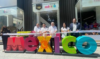 El secretario de Turismo del Gobierno de México, Miguel Torruco Marqués, inauguró la exposición “Manos Mágicas” del Mercado Artesanal de La Ciudadela.