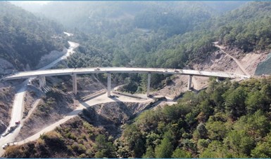 Estas obras son parte del gran proyecto Mitla-Entronque Tehuantepec II, que es una autopista Tipo A2 de 169 kilómetros de longitud, que inicia al oriente de la Ciudad de Oaxaca (Mitla) para comunicarla con el Istmo de Tehuantepec.

