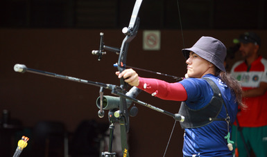 Alejandra Valencia, medallista olímpica en tiro con arco, durante un entrenamiento en el CNAR. CONADE