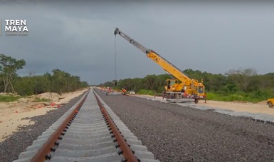Tren Maya refuerza obras con alta tecnología; arriban plataformas ferrocarrileras para distribuir rieles en tramo 2