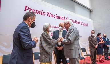 Entrega Agricultura Premio Nacional de Sanidad Vegetal 2022 a formadores de fitosanitaristas.