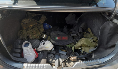 GN asegura material bélico en el interior de un vehículo con reporte de robo.