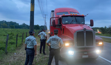 En Tabasco, Guardia Nacional rescata a personas migrantes transportadas en tráiler cargado con plátanos 