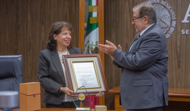 Recibe Ofelia Flores el Premio Nacional de Sanidad Animal 2022 por su contribución a la exportación de cárnicos mexicanos.