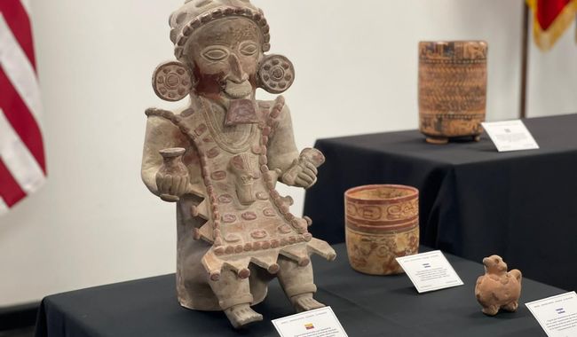 En el conjunto de obra que se repatrió a México, se encontraban también 12 piezas originarias de culturas de El Salvador y 3 piezas de Ecuador.