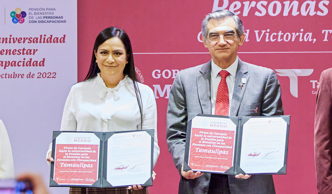 Secretaria de Bienestar, Ariadna Montiel Reyes, y el gobernador de Tamaulipas, Américo Villarreal Anaya mostrando un folder con un convenio firmado