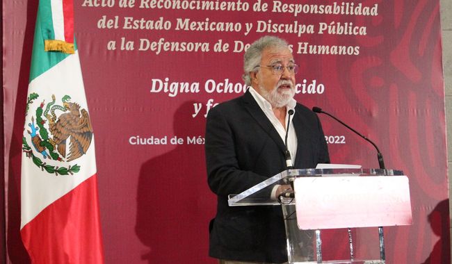 Encabeza subsecretario de Derechos Humanos, Población y Migración, Alejandro Encinas Rodríguez, a este acto de reconocimiento de responsabilidad y disculpa pública a la abogada y defensora de derechos humanos 