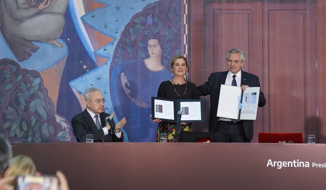 México entrega a Argentina réplica del mural Retrato de personajes de la historia: Gabriela Mistral y Berta Singerman