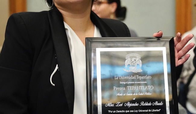 La licenciada María Fernanda Pariente Coutiño recibió a nombre del titular del IMSS dicho reconocimiento durante la XXXII ceremonia de entrega del premio.