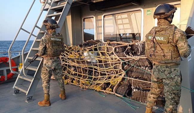 Personal de Infantería de Marina con la carga asegurada a bordo de un Buque de la Armada de México.