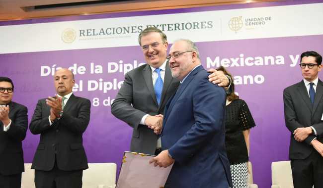 El canciller Ebrard reconoce a diplomáticas y diplomáticos mexicanos por su labor a favor del país 