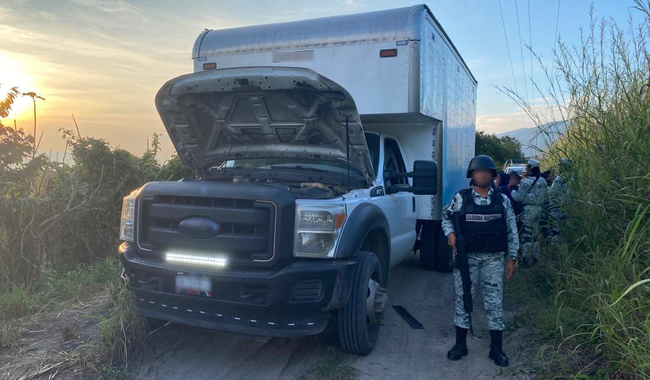 En Chiapas, Guardia Nacional y el Instituto Nacional de Migración rescatan a personas abandonadas en el área de carga de un camión