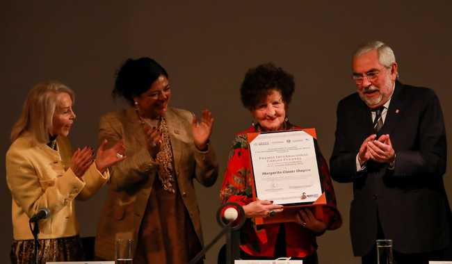 Margo Glantz agradeció a los organizadores del premio Carlos Fuentes y recordó que es la tercera mujer en recibirlo. Foto. SC. EEC.