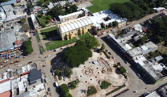 El hallazgo de los vestigios arqueológicos se registró durante los trabajos para la puesta en valor la plaza central. Foto. Centro INAH Yucatán
