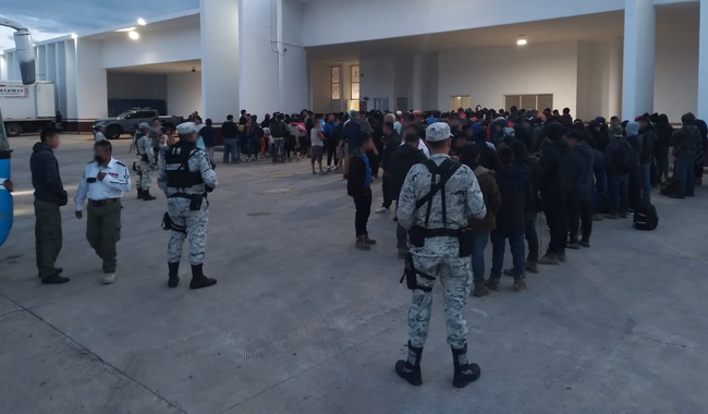 En Veracruz, Guardia Nacional y el Instituto Nacional de Migración rescatan a personas migrantes en autobuses