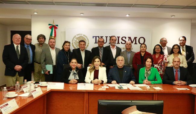 Miguel Torruco Marqués, y la alcaldesa de Múzquiz, Coahuila, Tania Vanessa Flores Guerra, encabezaron la reunión para trabajar en los lineamientos que le permitan obtener el nombramiento de Geoparque.